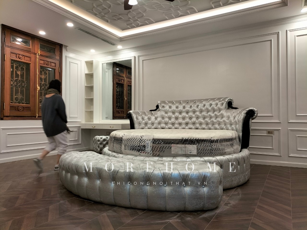 ! Chiếc giường tròn thật độc đáo cùng sofa băng cuối giường sử dụng da cao cấp hoa văn da rắn mang phong cách hoàng, gia quý tộc